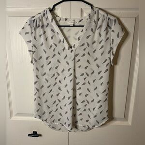 Fun2fun women’s V-neck blouse.